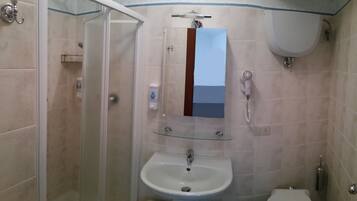 Dusche, umweltfreundliche Kosmetikartikel, Haartrockner, Hausschuhe