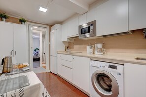 Coffee/tea maker, fridge, microwave, stovetop - Apartment in the old town of San Sebastian. Registration N: 01166 (Donostia)