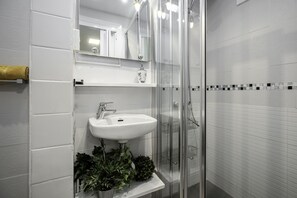 Een douche, een haardroger, handdoeken, zeep