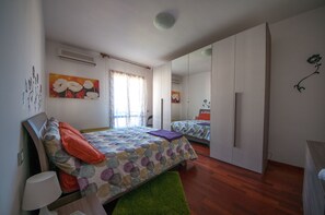 2 bedrooms, desk, iron/ironing board, free WiFi - domusangelamatera holiday home (Matera)