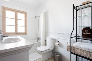 Bañera con ducha, secador de pelo, bidet, toallas