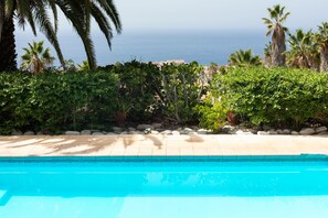 Outdoor pool, a heated pool - CHARMING VILLA NEAR THE SEA, SEA VIEWS. CLIMATIZED POOL. AC AND WIFI FREE (Callao Salvaje)