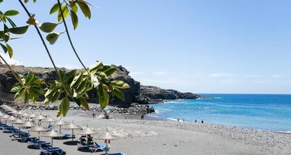 CHARMING VILLA NEAR THE SEA, SEA VIEWS. CLIMATIZED POOL. AC AND WIFI FREE