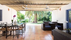 An open-plan living area with a dining table and chairs, a sofa, and a ceiling fan. - CHARMING VILLA NEAR THE SEA, SEA VIEWS. CLIMATIZED POOL. AC AND WIFI FREE (Callao Salvaje)
