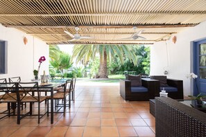 Outdoor dining - CHARMING VILLA NEAR THE SEA, SEA VIEWS. CLIMATIZED POOL. AC AND WIFI FREE (Callao Salvaje)