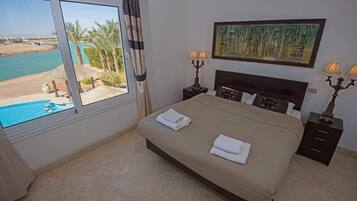 5 slaapkamers, een kluis op de kamer, een strijkplank/strijkijzer, wifi