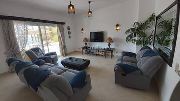 Tv, dvd-spelare och böcker