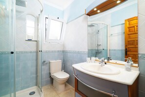 A bathroom with a shower, toilet, sink, and mirror. - GLADIOLO - Villa with private pool in El Tosalet - Xàbia. (X����bia)