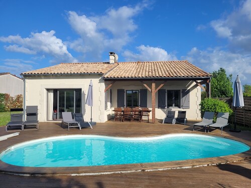 Peaceful Villa, Charente Hills, Sunset Heated Pool & Veranda, A/C, Sleeps 8