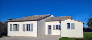 Exterior - Private Villa, Heated Pool, A/C, Wifi, sleeps 8, close to the village of Chalais (Chalais)