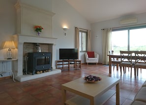 Smart TV, fireplace, DVD player, table tennis - Private Villa, Heated Pool, A/C, Wifi, sleeps 8, close to the village of Chalais (Chalais)