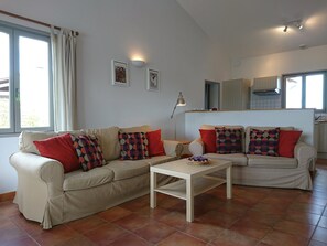 Älytelevisio, takka, DVD-soitin, pöytätennispöytä