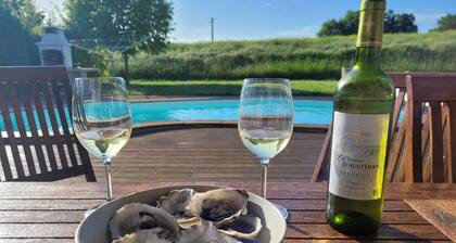 Private Villa, Heated Pool, A/C, Wifi, sleeps 8, close to the village of Chalais