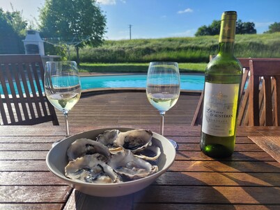 Private Villa, Heated Pool, A/C, Wifi, sleeps 8, close to the village of Chalais