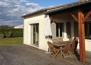 Outdoor dining - Private Villa, Heated Pool, A/C, Wifi, sleeps 8, close to the village of Chalais (Chalais)