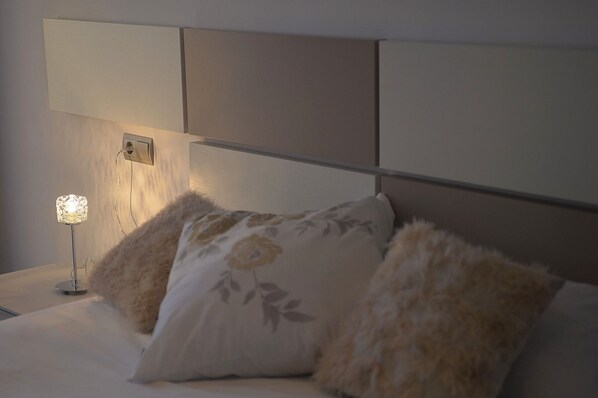 3 bedrooms, desk, iron/ironing board, travel cot