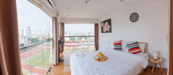 Una scrivania, tende oscuranti, ferro/asse da stiro, Wi-Fi gratuito