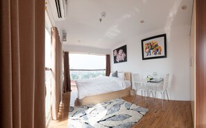 Monolocale panoramico, angolo cottura, vista città | Una scrivania, tende oscuranti, ferro/asse da stiro, Wi-Fi gratuito