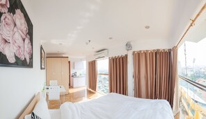 Panoramic Studio, Kitchenette, City View | Desk, blackout curtains, iron/ironing board, free WiFi - Dalana House (Hanoi)