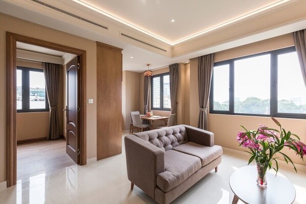 アパートメント 2 ベッドルーム 禁煙 2 バスルーム | リビング エリア | 液晶テレビ