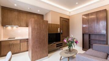 1 habitación, caja de seguridad en la habitación y escritorio