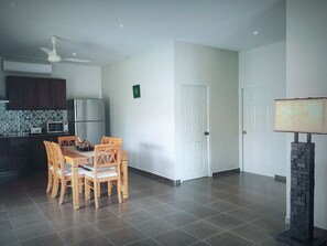 Two Bedrooms Private Pool Villa | Aire de séjour | Téléviseur à écran plat