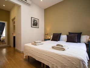 3 bedrooms, iron/ironing board, free Internet, bed sheets