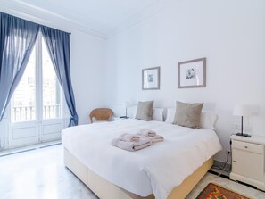 2 slaapkamers, een strijkplank/strijkijzer, internet, beddengoed