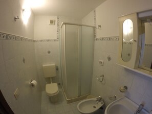 Dusche, Haartrockner, Bidet, Handtücher