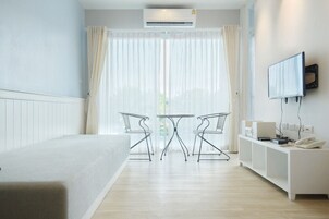 1-Bedroom Suite | 起居区 | 32-英寸纯平电视 （配备有线频道）、电视