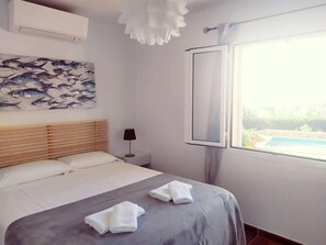 4 bedrooms, iron/ironing board, free WiFi, bed sheets