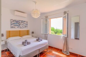 4 makuuhuonetta, silitysrauta/-lauta, ilmainen Wi-Fi, vuodevaatteet