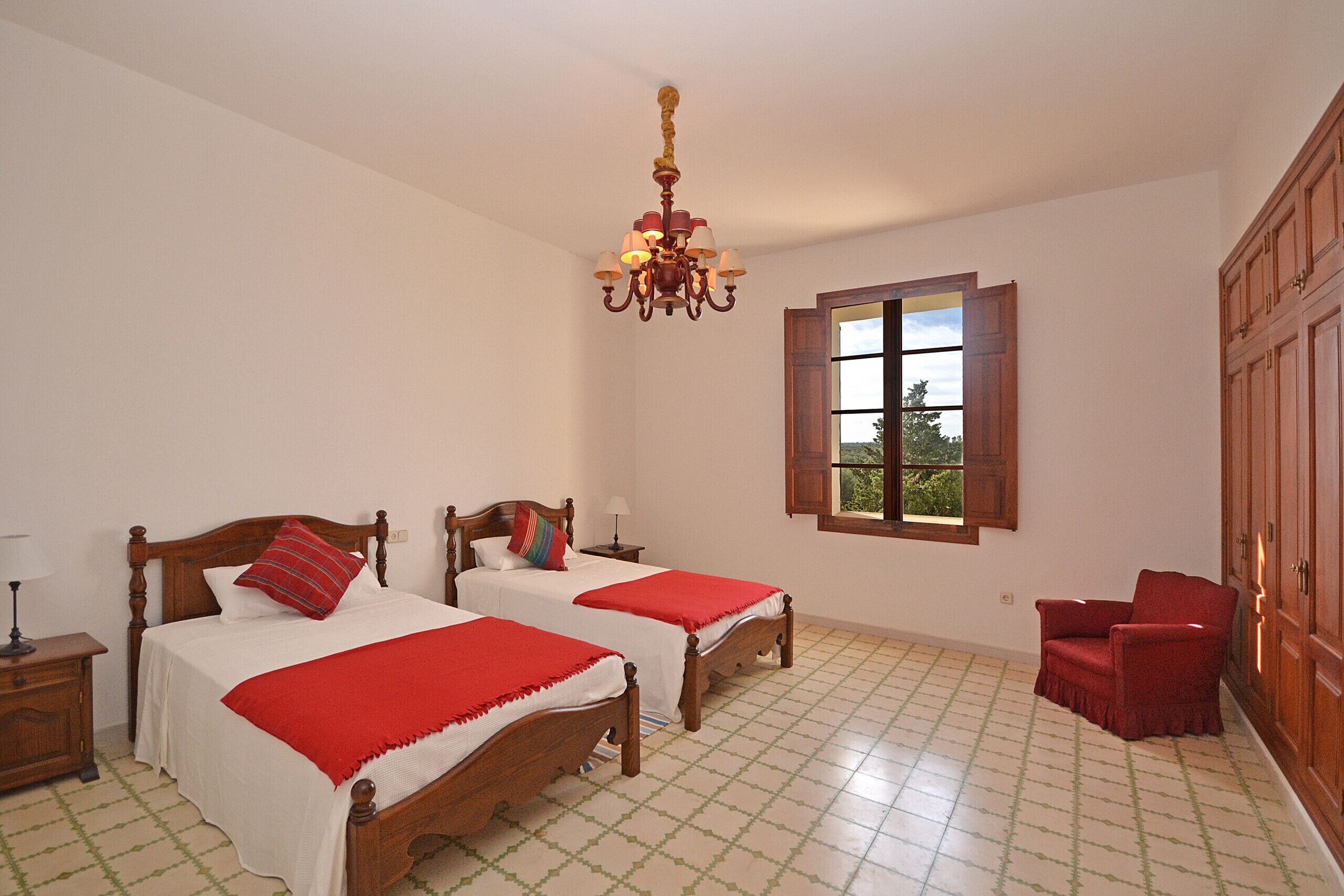 6 bedrooms, iron/ironing board, free WiFi, bed sheets