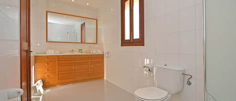 Badewanne, Haartrockner, Handtücher