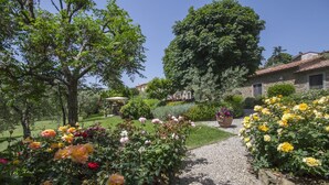 Ein Garten mit einem Kiesweg, der zu einem Steinhaus führt.