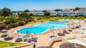 A resort with a large swimming pool, sun loungers, and umbrellas. - L&A VILLA- with private Salt pool-3 bedrooms w/ AC, Heated Pool (optional) (Portimão)