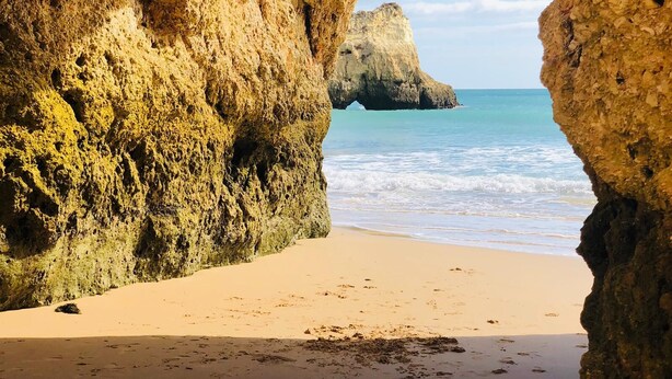 A beach with a natural rock formation creating a tunnel-like view to the sea. - L&A VILLA- with private Salt pool-3 bedrooms w/ AC, Heated Pool (optional) (Portimão)