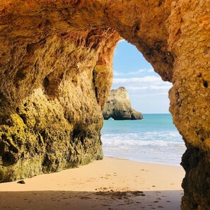 A beach with a natural rock formation creating a tunnel-like view to the sea. - L&A VILLA- with private Salt pool-3 bedrooms w/ AC, Heated Pool (optional) (Portimão)