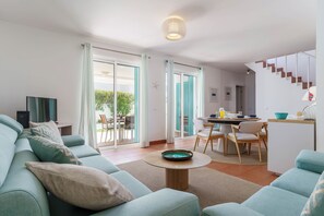 Smart-TV, DVD-Player, Bücher, Musikbibliothek