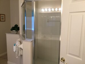Een bad/douchecombinatie, een haardroger, een bidet, handdoeken