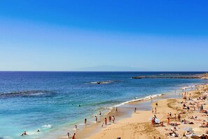 Plage à proximité, chaises longues, serviettes de plage