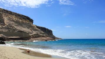 Vlak bij het strand, ligstoelen, strandlakens