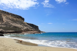 Beach nearby, sun-loungers, beach towels