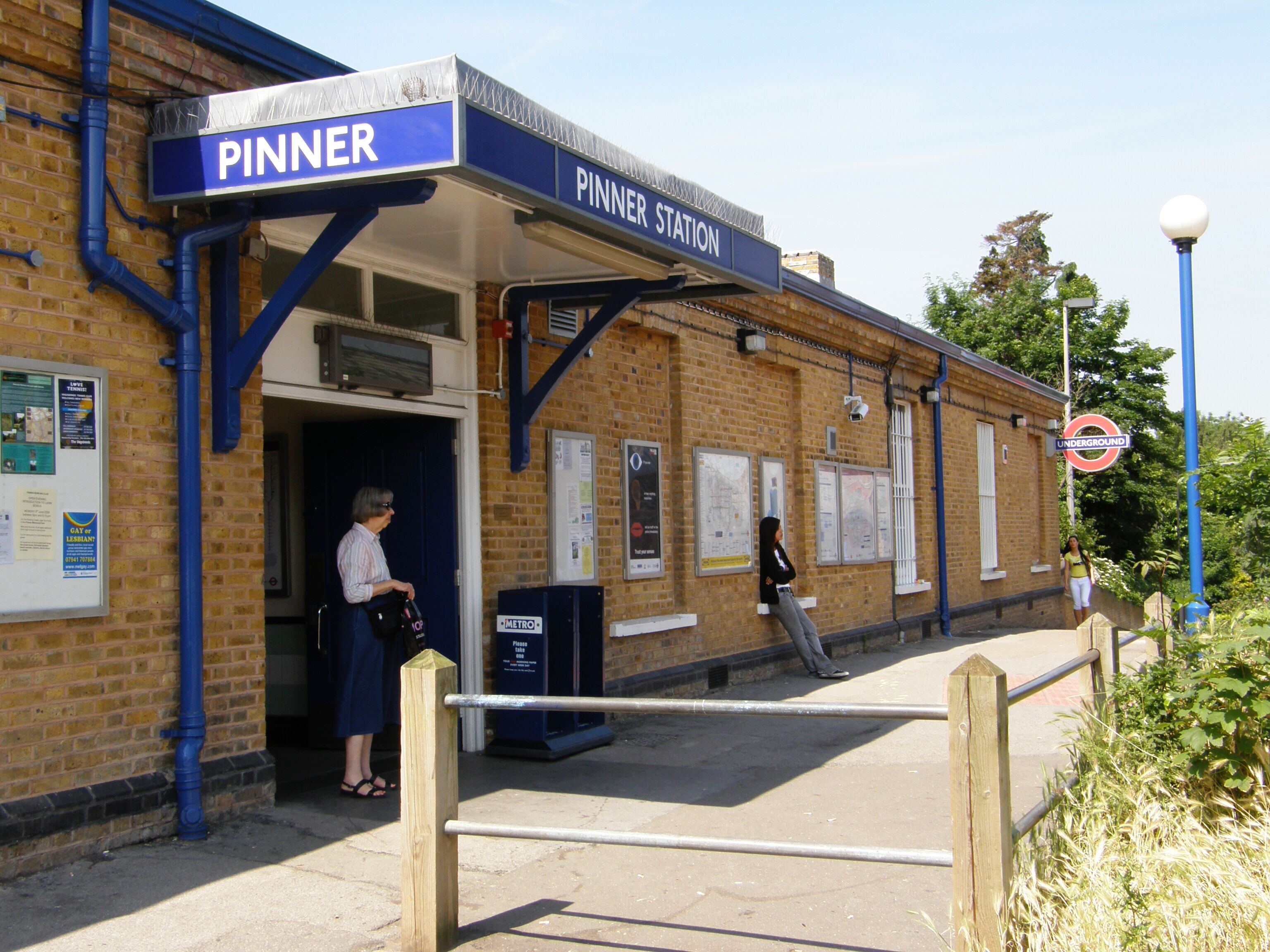 A train station entrance with a sign reading 'PINTER STATION' and a 'UNDERGROUND' sign.