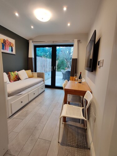 Entire Place | Own Entrance | Kitchen | Garden | WiFi | Walk to Tube | Parking