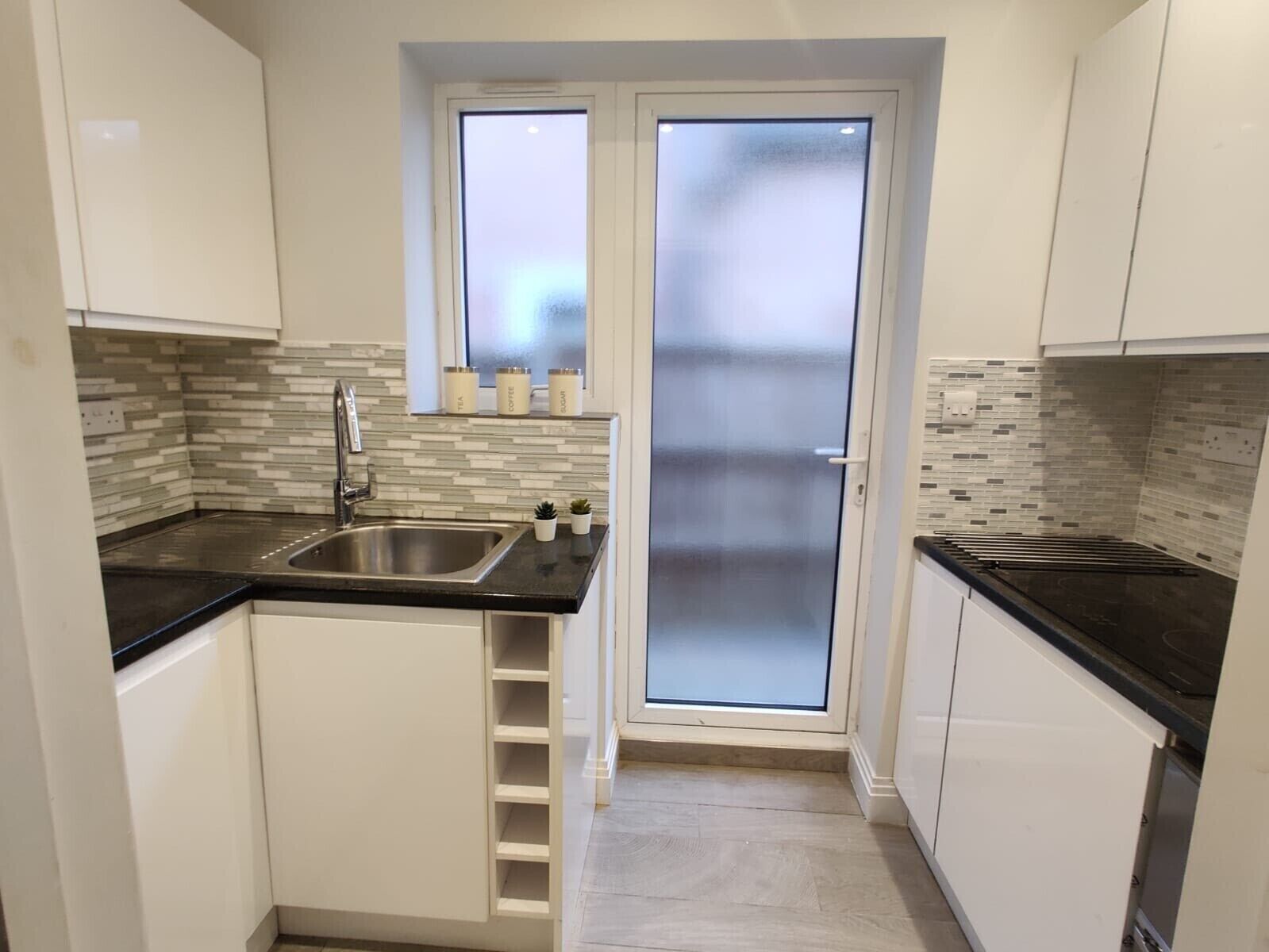 冷蔵庫、電子レンジ、オーブン、コンロ