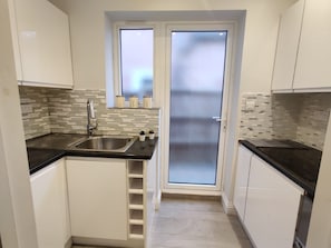 ثلاجة، ميكروويف، فرن، موقد طهي مسطح