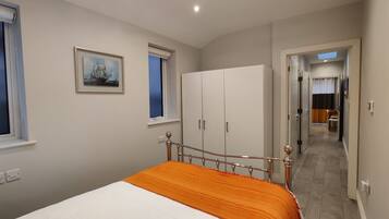 2 Schlafzimmer, Schreibtisch, Bügeleisen/Bügelbrett, Reisekinderbett
