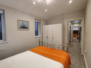 2 bedrooms, desk, iron/ironing board, travel cot - Entire Place | Own Entrance | Kitchen | Garden | WiFi | Walk to Tube | Parking (London)