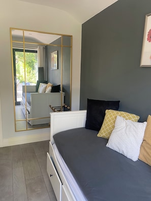 2 عدّة غرف نوم ومكتب ومكواة/لوح كي وسرير سفر